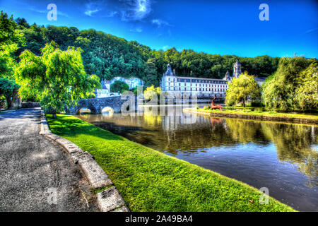 Brantome en Périgord, Frankreich. Künstlerische Sicht auf den Fluss Dronne, mit der Pont Coude (rechter Winkel Brücke) und Abtei von Brantome im Hintergrund. Stockfoto