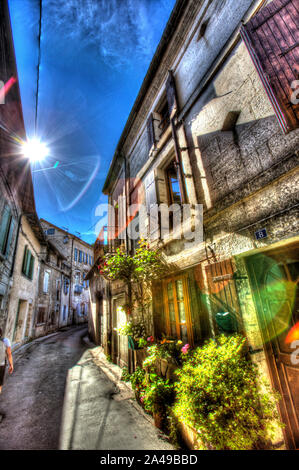 Brantome en Périgord, Frankreich. Künstlerische Ansicht von Wohnimmobilien auf Brantome der Rue Carnot. Stockfoto