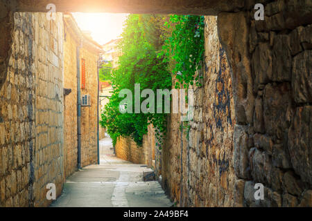 Malerische enge Straße mit Häusern aus Stein. Mediterrane Altstadt mit mittelalterlichen Gassen, Hvar Stadt Hvar, Insel Hvar, Dalmatien, Kroatisch Stockfoto