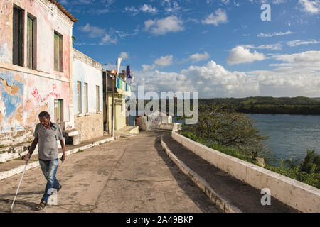 Penedo, Alagoas, Brasilien - 04. Juli 2016: Mann geht mit einer Krücke, in den Straßen der Kolonialstadt Penedo, nördliche Brasilien Stockfoto