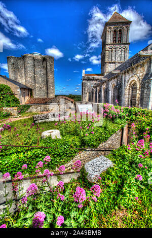 Chauvigny, Frankreich. Künstlerische Ansicht des 12. Jahrhunderts Stiftskirche St-Pierre bei Plan Saint-Pierre, mit Donjon de Gouzon auf der linken Seite des Bildes. Stockfoto