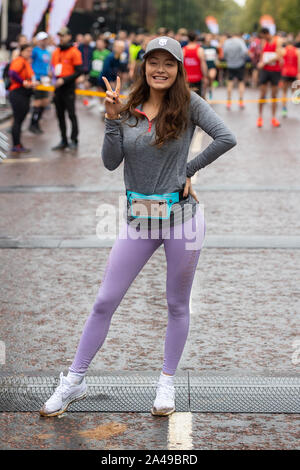 Jessica Impiazzi beim Start des Halbmarathons der Royal Parks Foundation im Hyde Park, London, bei dem über 16,000 Läufer auf einer 13.1 Meilen langen Strecke durch vier der acht Londoner Royal Parks starten. Stockfoto