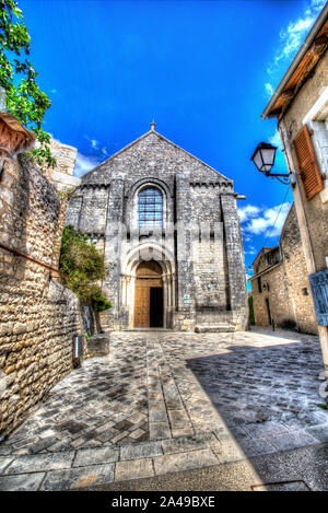 Chauvigny, Frankreich. Künstlerische Blick auf den Haupteingang des 12. Jahrhunderts Stiftskirche St-Pierre bei Plan Saint-Pierre. Stockfoto