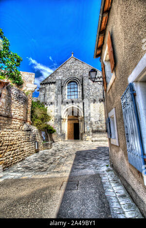 Chauvigny, Frankreich. Künstlerische Blick auf den Haupteingang des 12. Jahrhunderts Stiftskirche St-Pierre bei Plan Saint-Pierre. Stockfoto