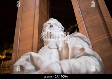 Nahaufnahme von einem weißen Statue in der Österreichischen Nationalbibliothek, Wien. Die größte Bibliothek in Österreich (mehr als 12 Mio. Artikel). Stockfoto