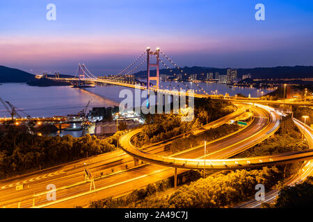 Sonnenuntergang und Beleuchtung von Tsing Ma Brücke Sehenswürdigkeiten Hängebrücke Tsing Yi Bereich der Hong Kong China. Stockfoto