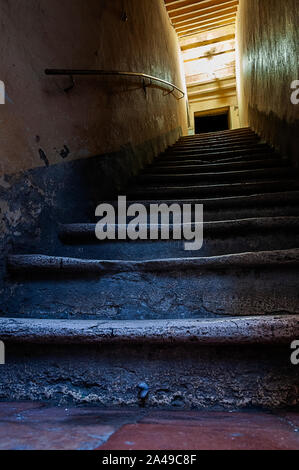 Die verschlissene Treppe von einem alten Haus in Italien Stockfoto