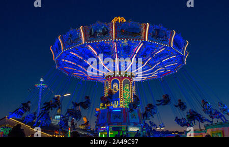 Rotierende Kette Karussell in der blauen Stunde auf dem Oktoberfest, München, Bayern, Deutschland, Europa Stockfoto