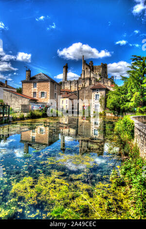 Chauvigny, Frankreich. Künstlerische Ansicht von einem Teich in einer Grünanlage in der Nähe der Rue de La Puye, mit Chauvigny der Ritterburg Ruinen im Hintergrund. Stockfoto