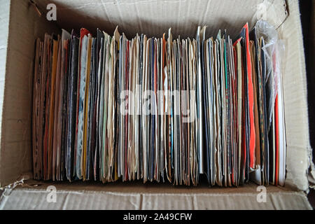 Singles 7" Vinyl Records, gibt es Bargeld im Dachgeschoss mit dem Vinyl Revival? Stockfoto