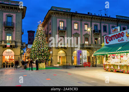 Weihnachtsbaum auf beleuchteten Hauptplatz, Abend in Alba - eine kleine Stadt in der Region Piemont in Norditalien. Stockfoto