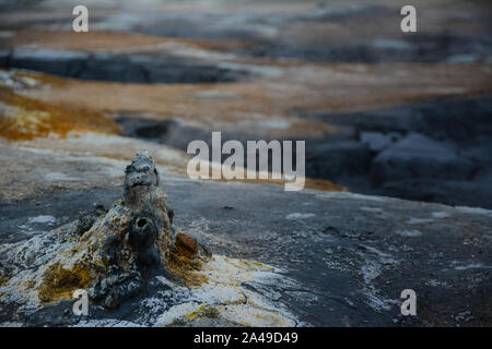 Kegel in Hverir geothermale Region mit kochendem mudpools und dampfende Fumarolen in Island im Sommer. Myvatn Region, nördlich von Island. Stockfoto