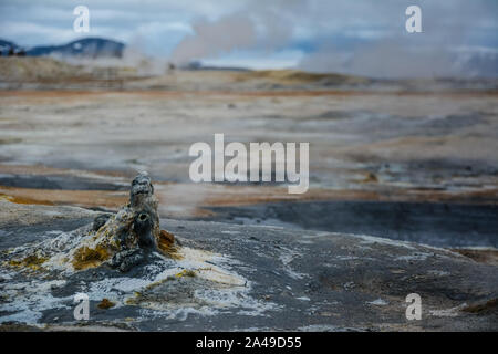 Kegel in Hverir geothermale Region mit kochendem mudpools und dampfende Fumarolen in Island im Sommer. Myvatn Region, nördlich von Island. Stockfoto