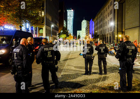 Berlin, Deutschland. 12 Okt, 2019. Polizisten stehen in der Stresemannstraße und zusehen, wie die Aktivisten der "Aussterben Rebellion' Bewegung Block die Straße vor dem Bundesumweltministerium. Quelle: Stefan Jaitner/dpa/Alamy leben Nachrichten Stockfoto