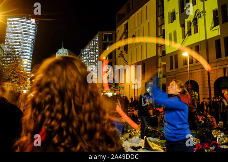 Berlin, Deutschland. 12 Okt, 2019. Eine junge Frau jongliert mit Bolas, während Umweltaktivisten der 'Aussterben Rebellion' Bewegung Baustein Stresemannstraße vor dem Bundesumweltministerium. Quelle: Stefan Jaitner/dpa/Alamy leben Nachrichten Stockfoto