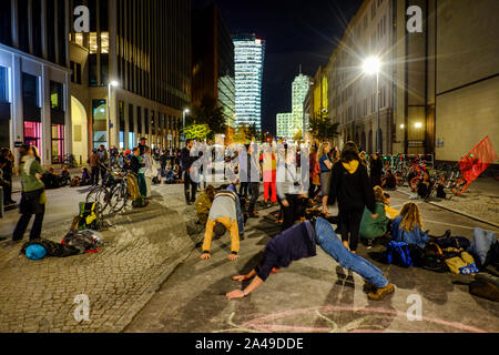 Berlin, Deutschland. 12 Okt, 2019. Zwei Männer sind Yoga Übungen, während Umweltaktivisten der Bewegung der 'Aussterben Rebellion' blockieren die Stresemannstraße ab. Biegen Sie vor dem Bundesumweltministerium. Quelle: Stefan Jaitner/dpa/Alamy leben Nachrichten Stockfoto