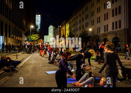 Berlin, Deutschland. 12 Okt, 2019. Junge Menschen sind Yoga Übungen auf der Stresemannstraße, während Umweltaktivisten der Bewegung der 'Aussterben Rebellion' wird die Position vor dem Bundesumweltministerium blockieren. Quelle: Stefan Jaitner/dpa/Alamy leben Nachrichten Stockfoto