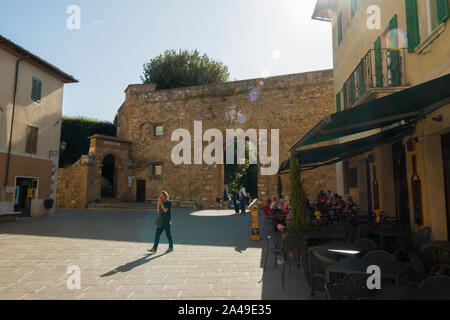 San Quirico d'Orcia, Siena/Italy-September 20 2018: Gasse der charakteristischen mittelalterlichen Dorf von San Quirico d'Orcia, eine Stadt mit alten etruskischen Stockfoto