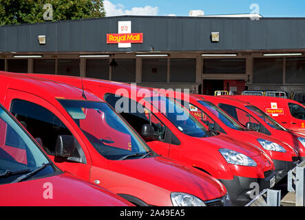 Royal Mail Transporter bei Depot geparkten, England Großbritannien Stockfoto