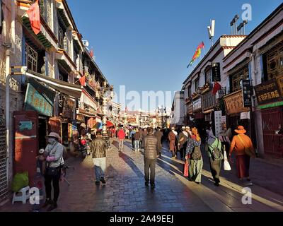 Tibetische Volk gehen um Barkhor Straße in der Nähe Jokhang Tempel in Lhasa - Tibet Stockfoto