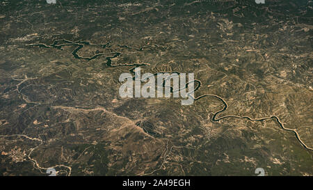 Luftaufnahme von einem Fluss, der durch die Landschaft von Portugal, und aus dem Fenster eines Flugzeuges gesehen Stockfoto