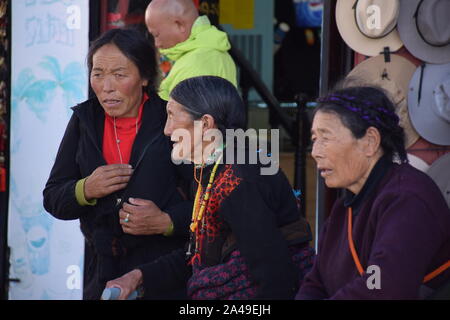 Drei alte tibetische Frauen in traditioneller Kleidung in der Nähe Jokhang Tempel in Lhasa - Tibet Stockfoto