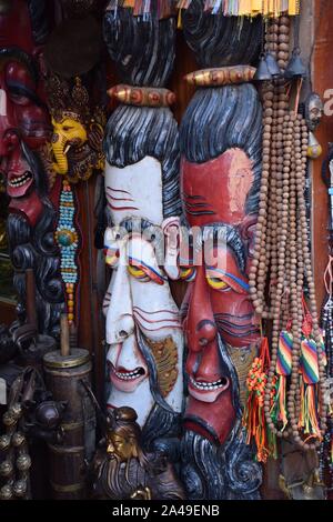 Souvenirs der Traditionellen Tibetischen hölzernen Masken in einem Shop in der Nähe Jokhang Tempel in Lhasa, Tibet Stockfoto