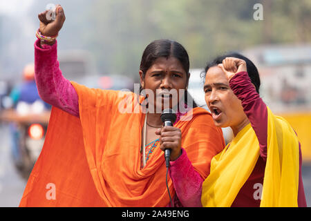 BHUBANESWAR, Indien, 11. JANUAR 2019: Zwei demonstration Führer sprechen in das Mikrofon vor ihr Renteneinkommen zu kämpfen Absenken Stockfoto