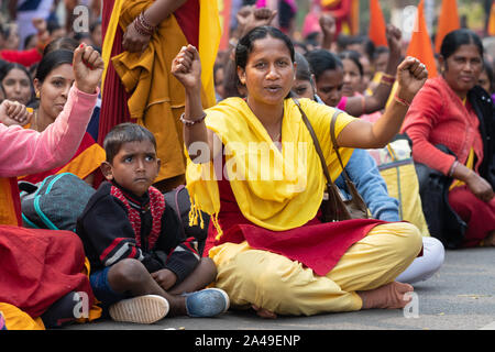 BHUBANESWAR, Indien, 11. JANUAR 2019: Frauen Regierung Officer und ihr Sohn ist auf der Straße protestieren gegen die Senkung der Einkommen der Rentner Stockfoto