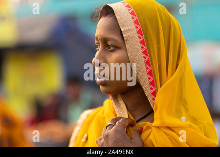 PURI, Indien, 13. JANUAR 2019: Profil Portrait von indischen Frauen in traditionellen Saree zu Fuß auf der Straße der großen Markt in der Nähe des Shree Jaganna Stockfoto