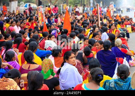 BHUBANESWAR, Indien, 11. JANUAR 2019: Frauen Beamte protestieren auf der Straße gegen die Senkung der Einkommen der Rentner in Ihren p Stockfoto