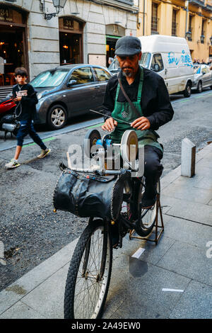 Madrid, Spanien - 13.Oktober 2019: Mann schärft die Messer mit dem Fahrrad auf einer Straße in Madrid, Spanien Stockfoto