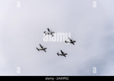 Madrid, Spanien - 12. Oktober 2019: Vier CASA C-212 Aviocar fliegen in Formation während des Spanischen Nationalen Armee Parade Stockfoto