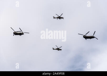 Madrid, Spanien - 12. Oktober 2019: Zwei Eurocopter EC 665 Tiger und zwei Boeing CH-47 Chinook Hubschrauber in Formation fliegen während der Spanischen Nationalen Tag Stockfoto