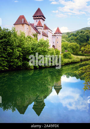 Schloss Cléron spiegeln sich in den Fluss Loue Stockfoto