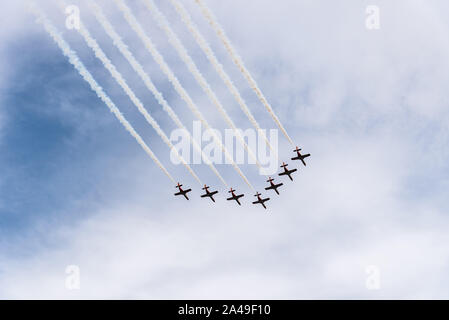 Madrid, Spanien - 12. Oktober 2019: Sieben CASA C-101 Aviojets von Patrulla Aguila oder Eagle Patrouille fliegen in Formation während des Spanischen Nationalen Armee Pa Stockfoto