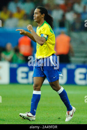 Waldstadion Frankfurt Deutschland, 29.06.2005, Fussball: FIFA Confederations Cup Finale Argentinien (ARG, blau) vs Brasilien (BRA, Gelb), RONALDINHO (BRA) Stockfoto