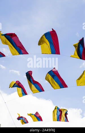 Colobian Flaggen unter blauem Himmel in Bogota, Kolumbien Stockfoto