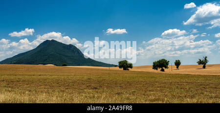 Ländliche Landschaft in der römischen Provinz zwischen Faleria . und Fiano Romano, in der Nähe von Civita Castellana, im Sommer Stockfoto