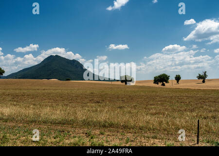 Ländliche Landschaft in der römischen Provinz zwischen Faleria . und Fiano Romano, in der Nähe von Civita Castellana, im Sommer Stockfoto