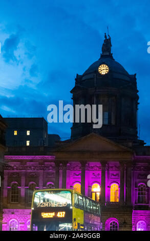 Bus vor der Liverpool Rathaus Stockfoto