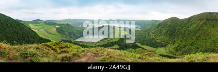 Panoramablick vom Miradouro Da Grota do Inferno Sicht zeigt drei Kraterseen von Sete Cidades auf São Miguel auf den Azoren. Stockfoto