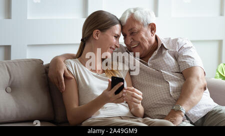 Ältere Großvater und Enkelin Spaß Mobil telefon Stockfoto