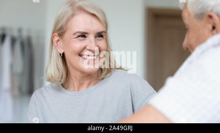 Fokus auf Betreuer Gesicht Frauen Unterstützung geduldiges Zuhören älterer Mann Stockfoto