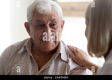 Nahaufnahme Fokus auf ältere Patienten kommuniziert mit Schw. Stockfoto