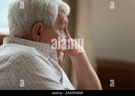 Close up Seitenansicht nachdenklich älterer Mann in Gedanken verloren Stockfoto