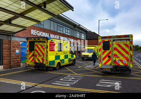 NHS Krankenwagen außerhalb der Regionalen großes Trauma Center oder Unfall und Notfall bei James Cook University Hospital in Middlesbrough Stockfoto