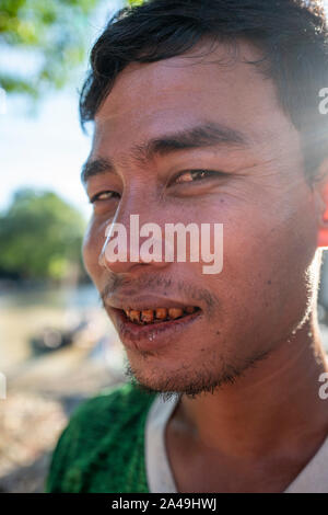 Einheimische Fischer am Yangon-Fluss in Dala, Yangon, Myanmar Stockfoto