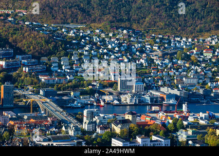 Mit Blick auf die atemberaubende Aussicht auf Bergen von der Spitze des Mount Floyen. Bergen, Norwegen Stockfoto