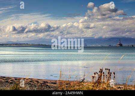 Meer Hafen von Cromarty mit Schweröl Industry Operations und Blick nach Westen Richtung Invergordon, Udale Bucht und Newhall Punkt. 23/09/19. Stockfoto